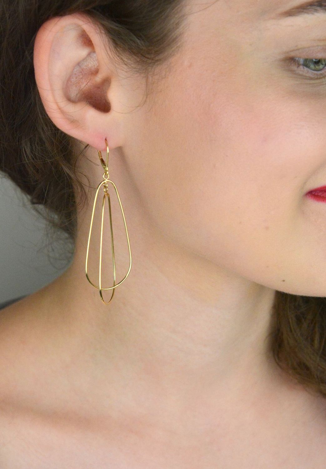 Eleganckie złote kolczyki damskie próby 585, długie owalne o długości 7,5 cm. Wygodne zapięcie typu bigiel angielski. Lekkie i stylowe – idealne na prezent.1.jpg